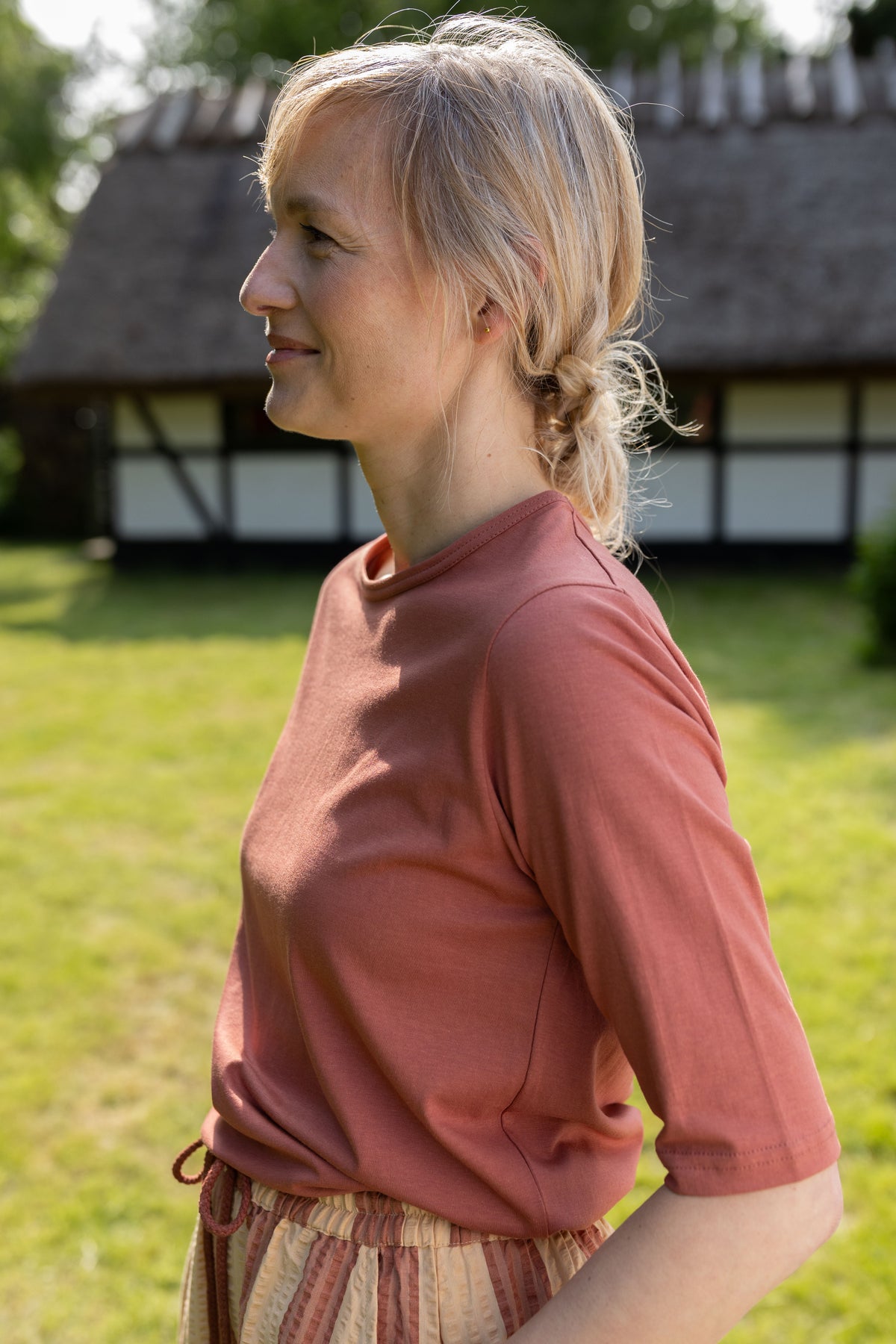Lækker t-shirt i orangebrun til kvinder