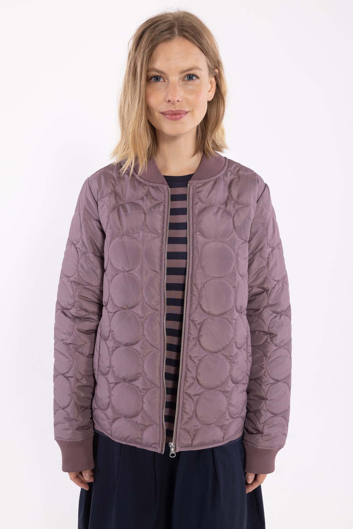 Fin quiltet termojakke i mauve til kvinder