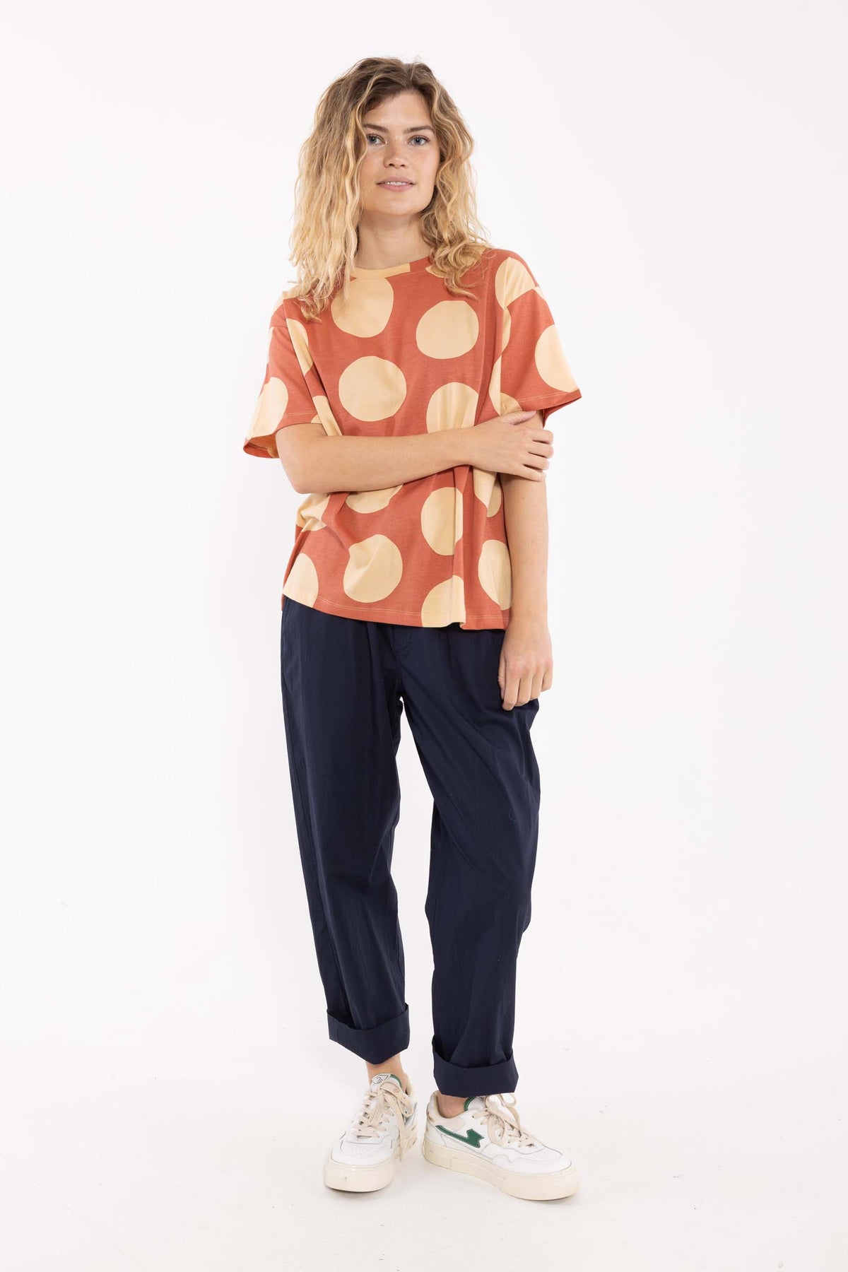 Fin boxy t-shirt med print af store prikker og rund hals til kvinder