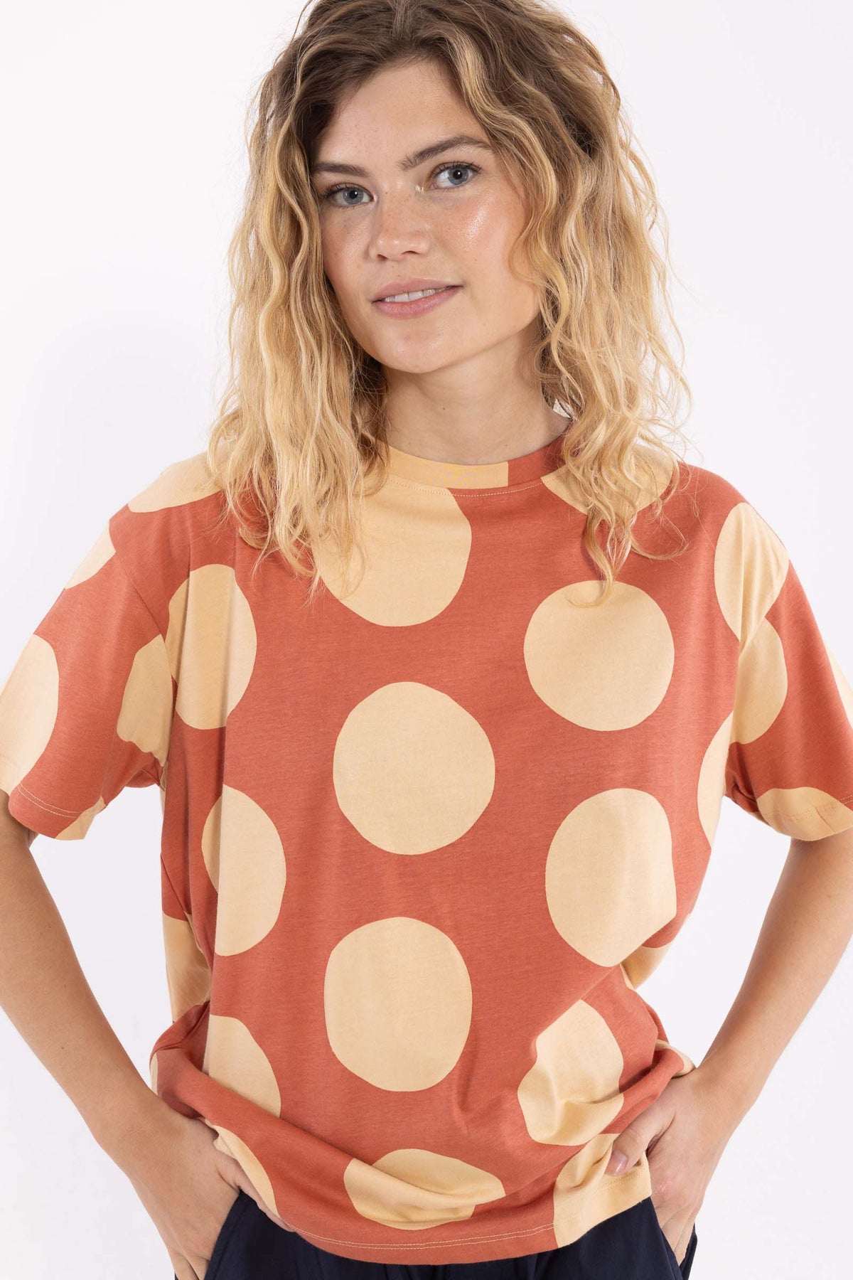 Fin boxy t-shirt med print af store prikker og rund hals til kvinder