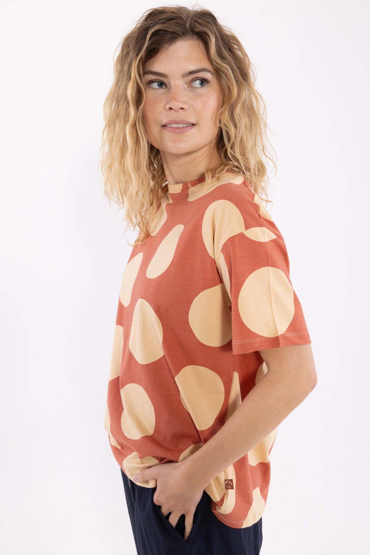 Fin boxy t-shirt med print af store prikker og rund hals til kvinder