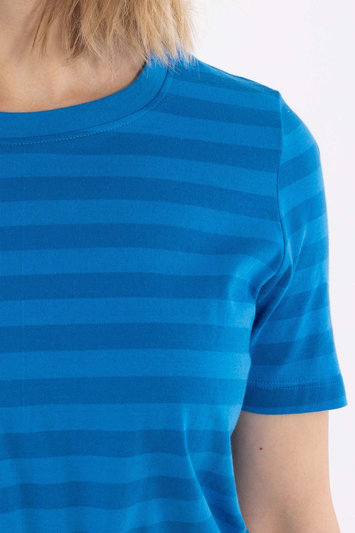 Smart t-shirt med rund hals og blå striber til kvinder