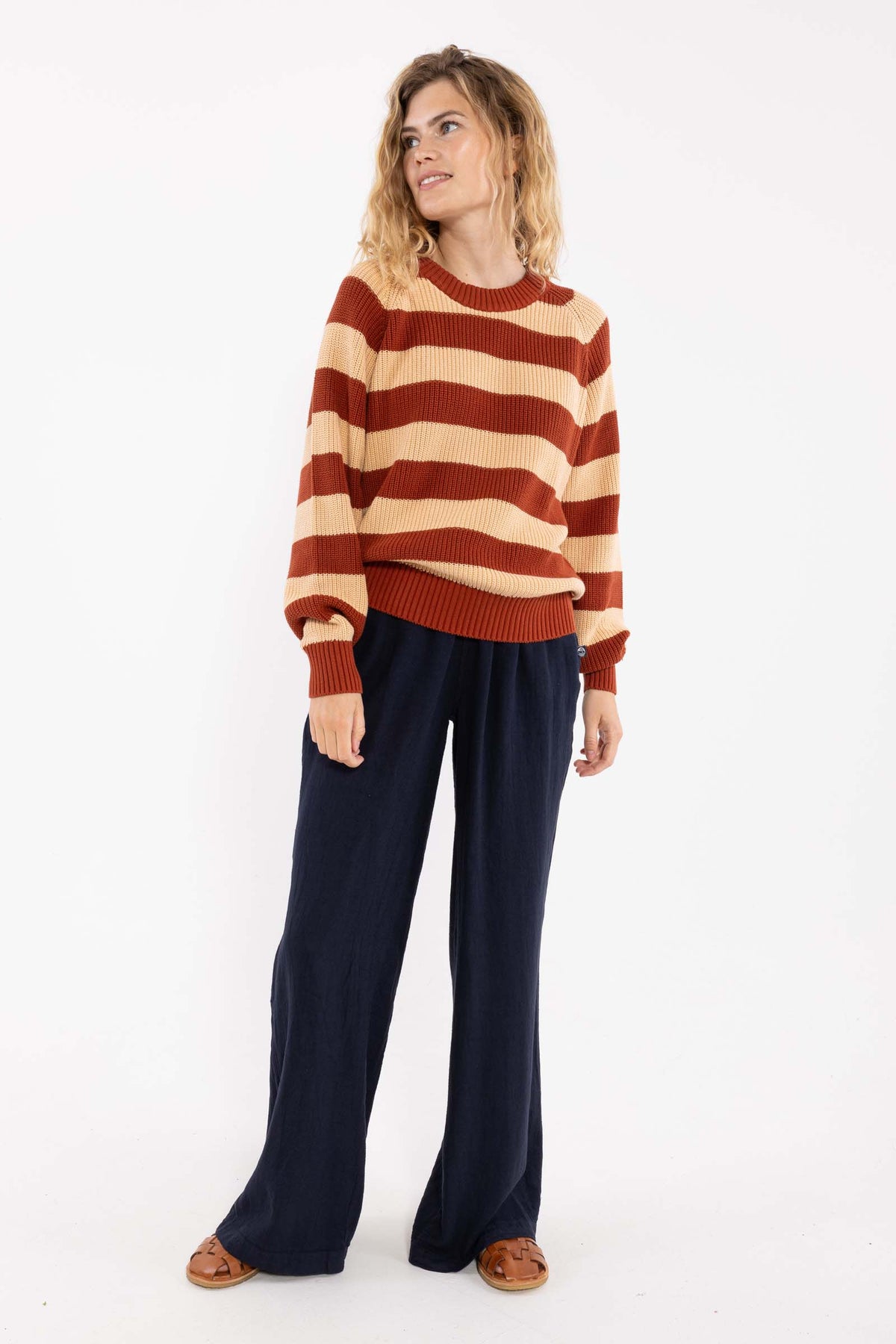 Flot chunky sweater med røde og sandfarvede striber til kvinder