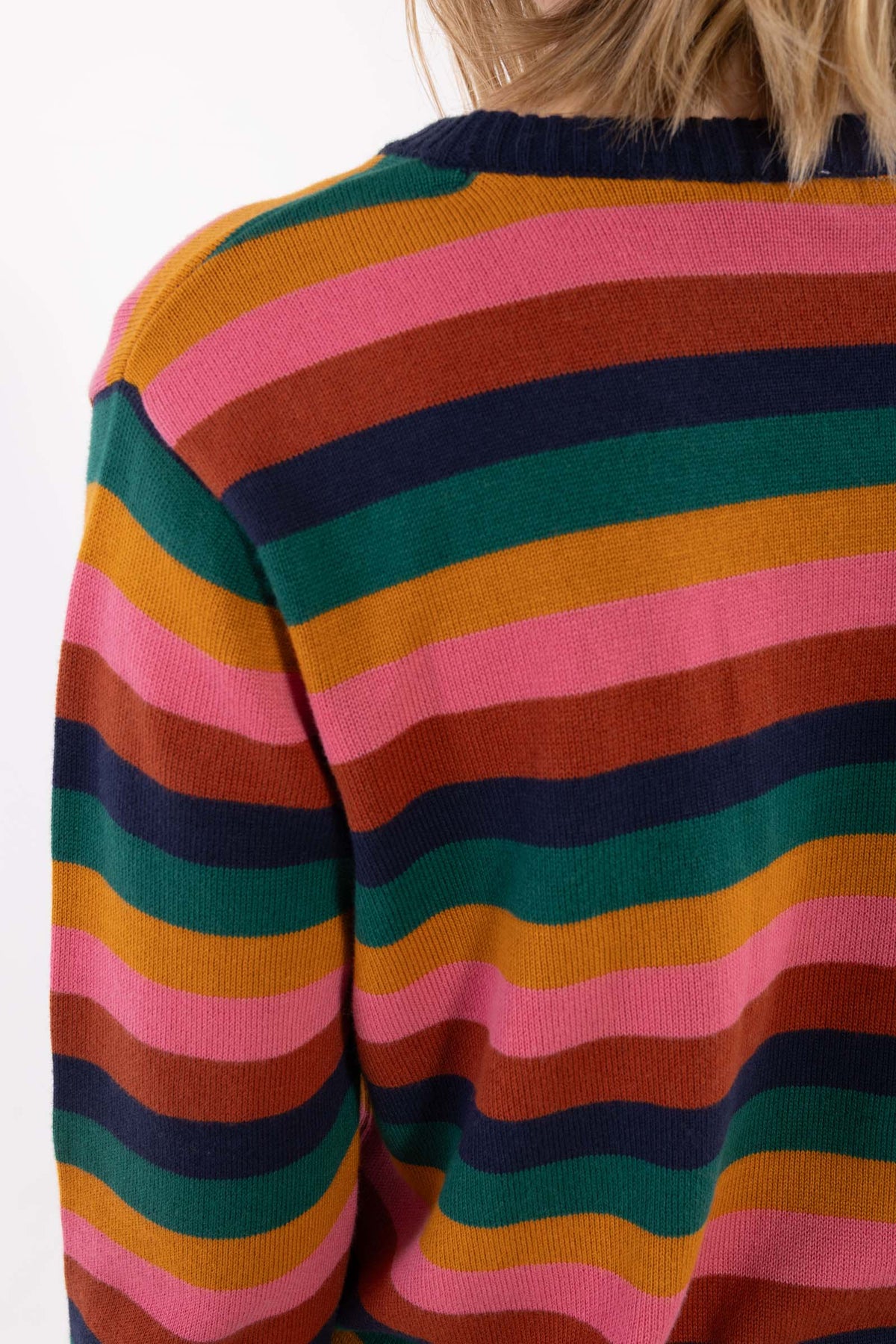 Fin farverig sweater i bomuld med striber til kvinder