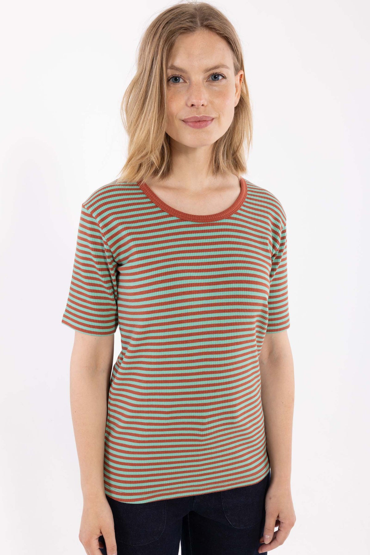 Stribet t-shirt i brændt rød og mintgrøn til kvinder