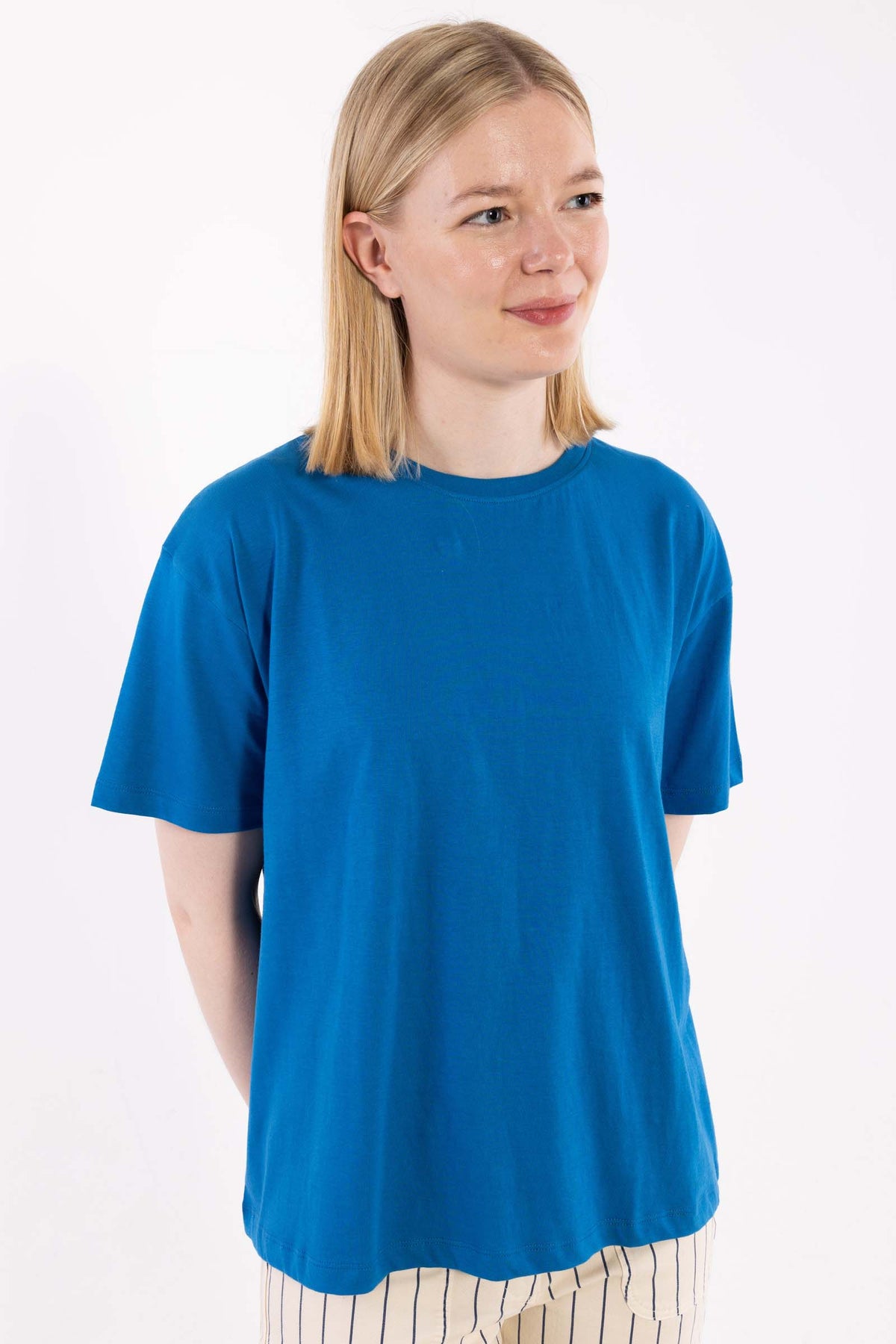 Fin boxy t-shirt i blå med rund hals til kvinder