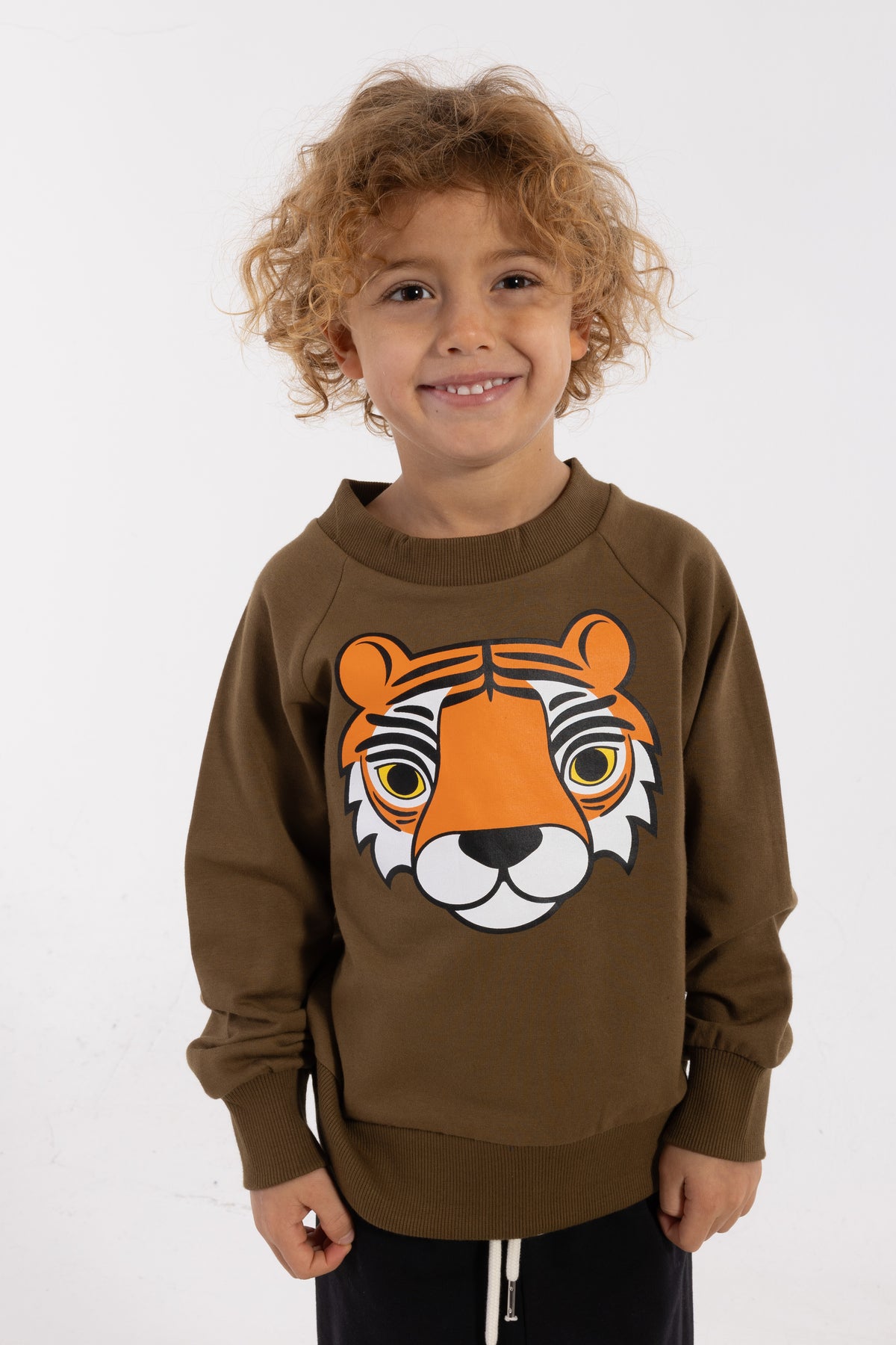 Skøn olivengrøn sweatshirt til børn med print af tiger