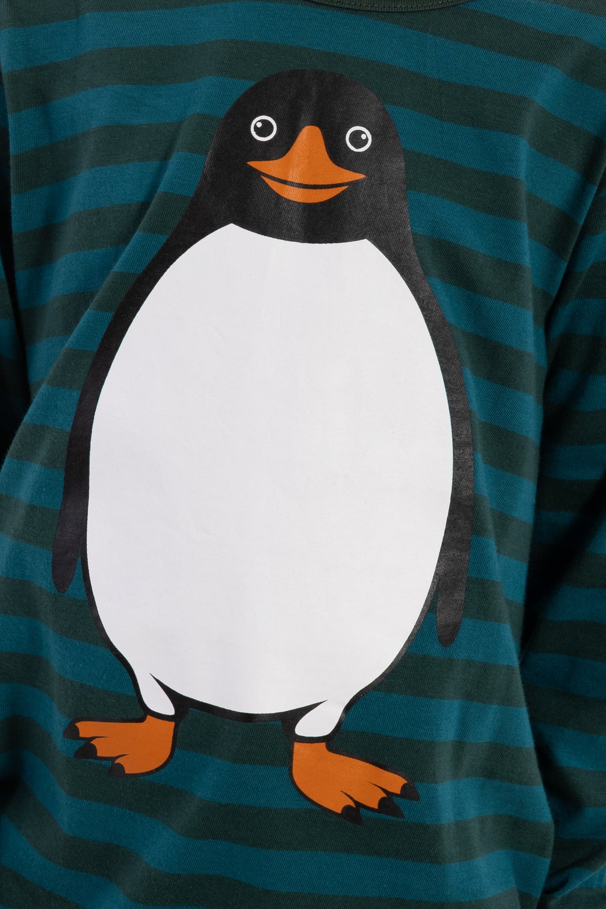 Sød langærmet bluse med blågrønne og mørkegrønne striber og print af pingvin til børn fra Dyr Cph