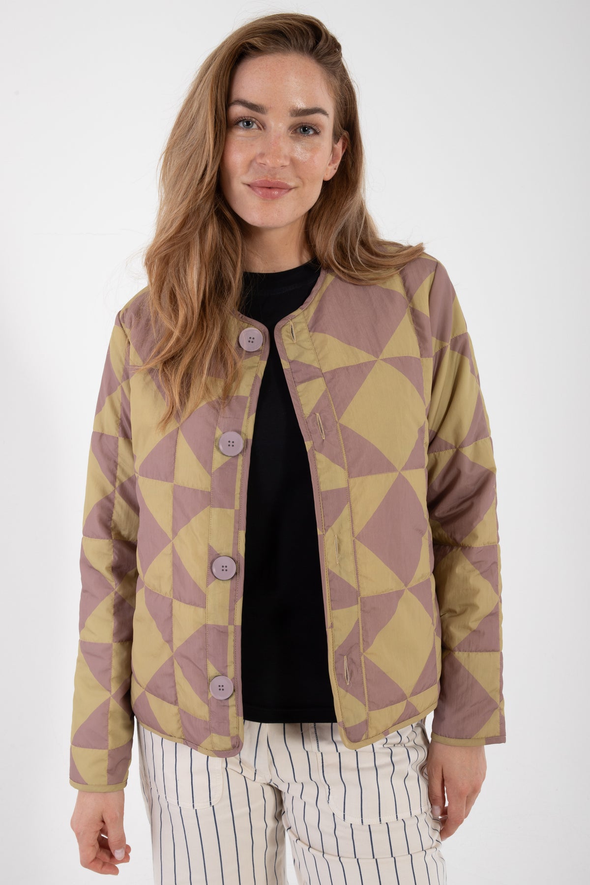 Fin quiltet termojakke med geometrisk mønster i beige og rosa til kvinder
