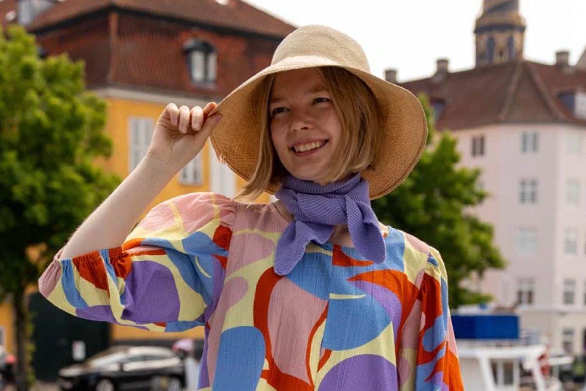 Vælg den perfekte kjole til rejsen sydpå – derfor er Seersucker (bæk og bølge) det ideelle sommervalg!