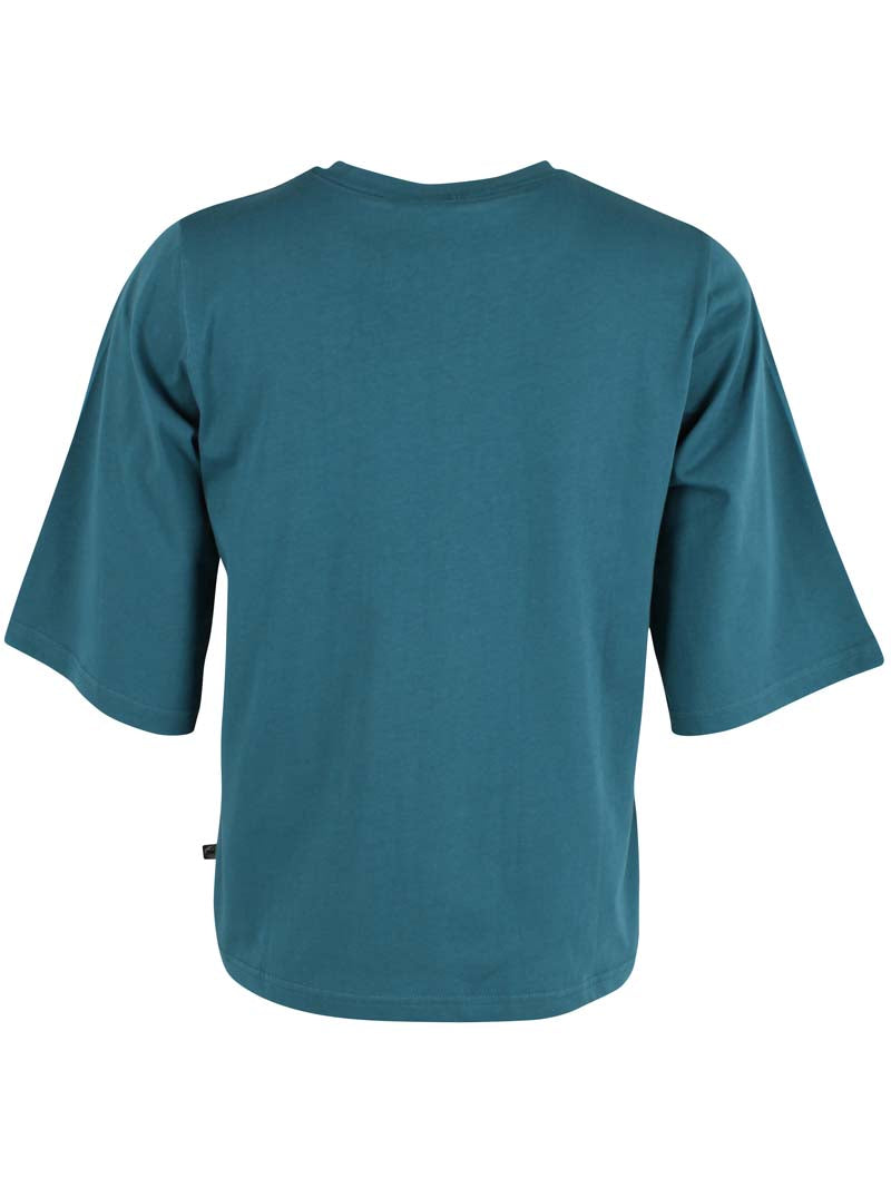 Fin t-shirt i mørk blågrøn med rund hals og lidt længere ærmer til kvinder