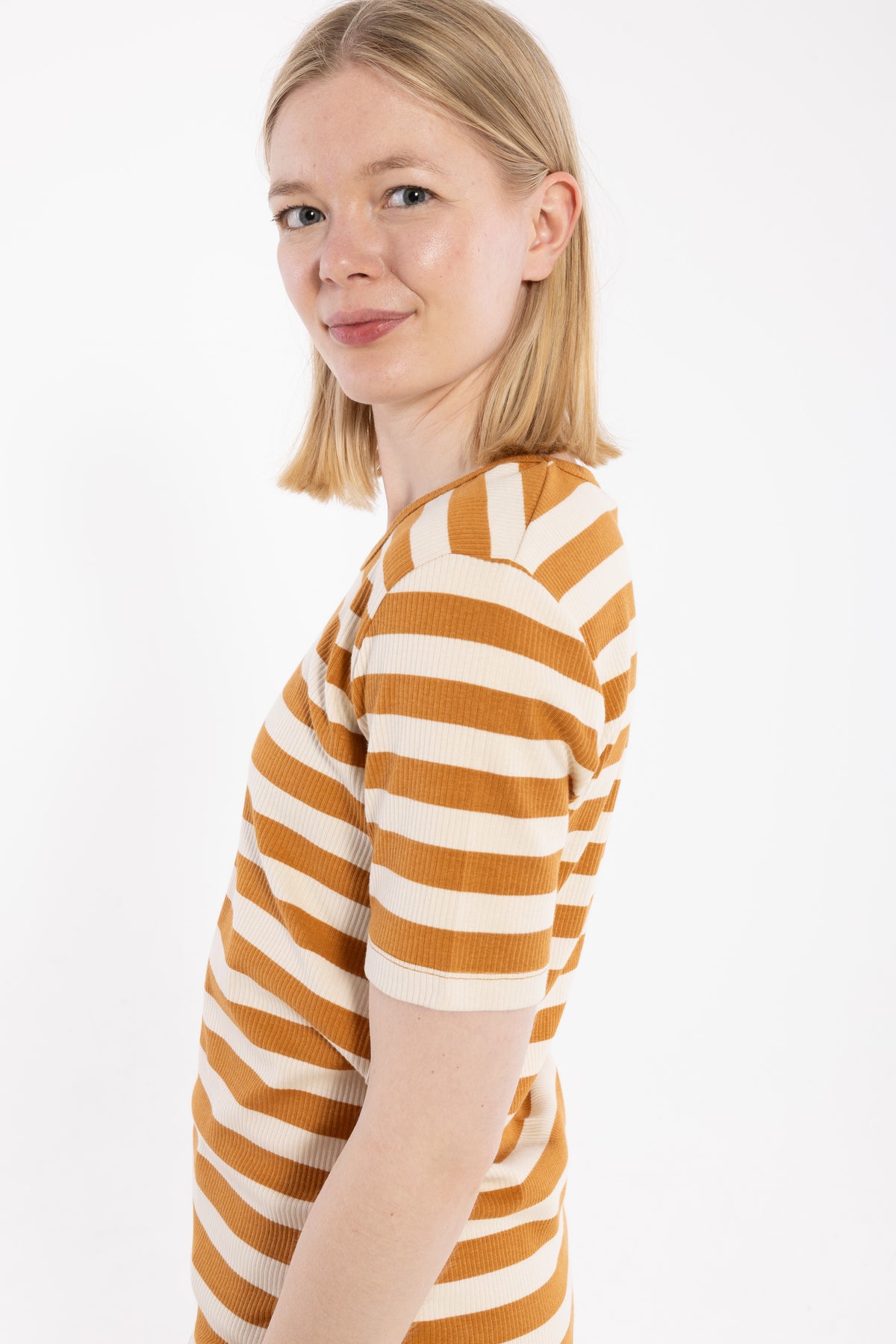 ESS - Danefriend Tee Golden Honey/Chalk