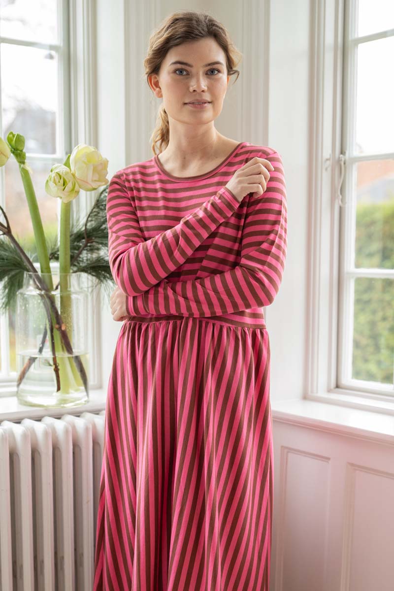 Kjole med striber til kvinder.