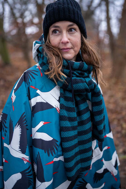 Regnponcho med mønster af storke