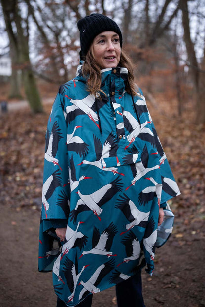 Regnponcho med mønster af storke