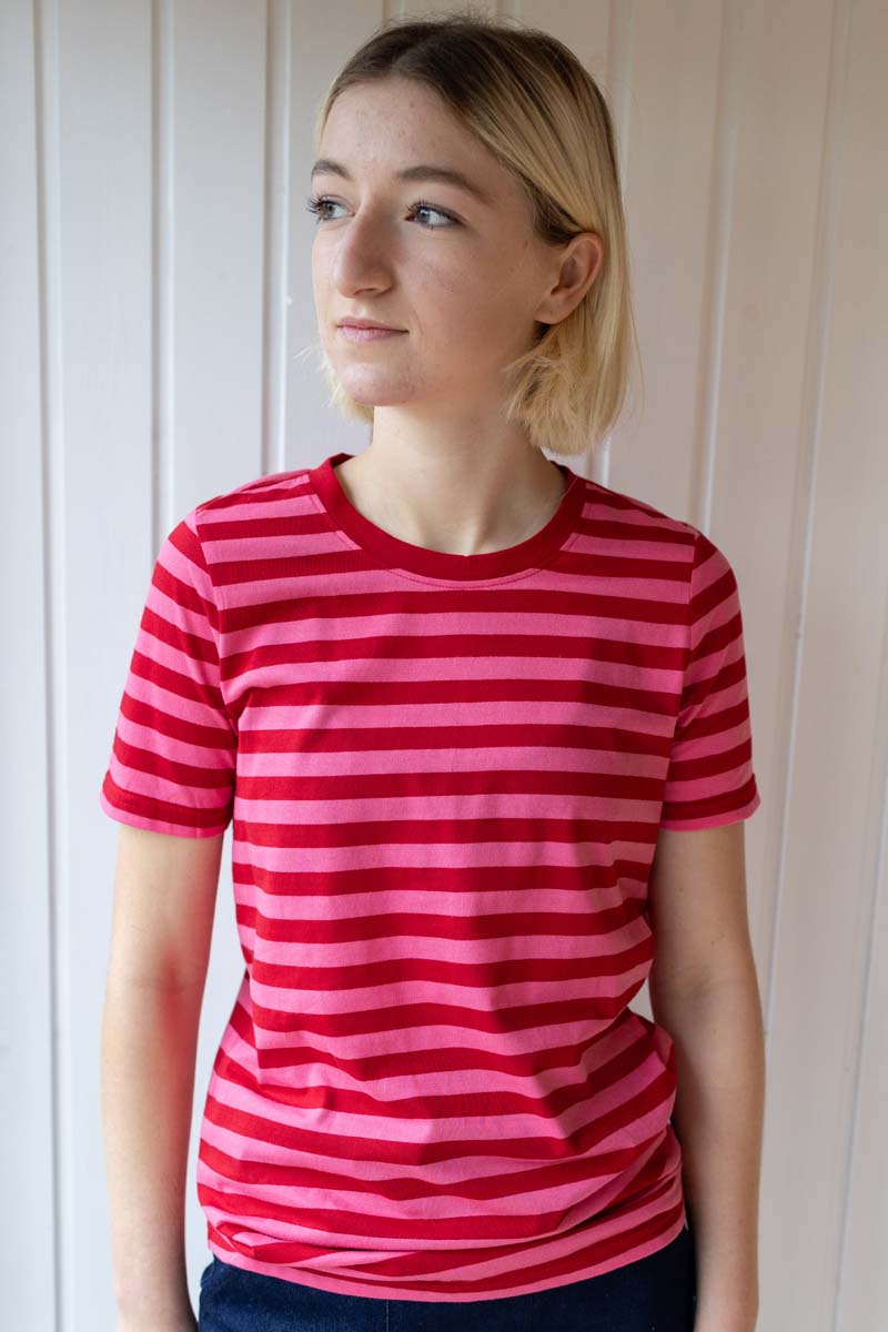 Klassisk t-shirt med kortærmer til kvinder.