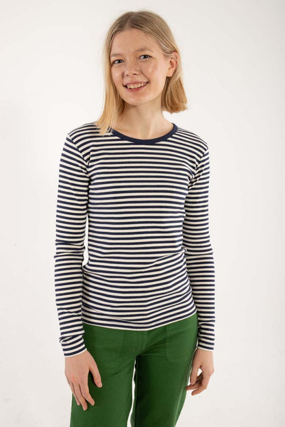 Stribet bluse i navyblå og knækket hvid med lange ærmer til kvinder