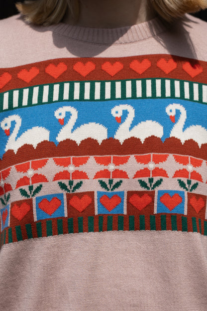 Fin sweater i støvet rosa med flot mønster af svaner og hjerter til kvinder