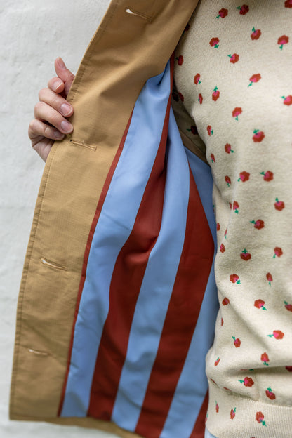 Elegant kort trenchcoat i beige med stribet for til kvinder