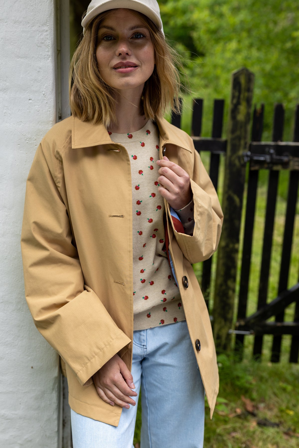 Elegant kort trenchcoat i beige med stribet for til kvinder