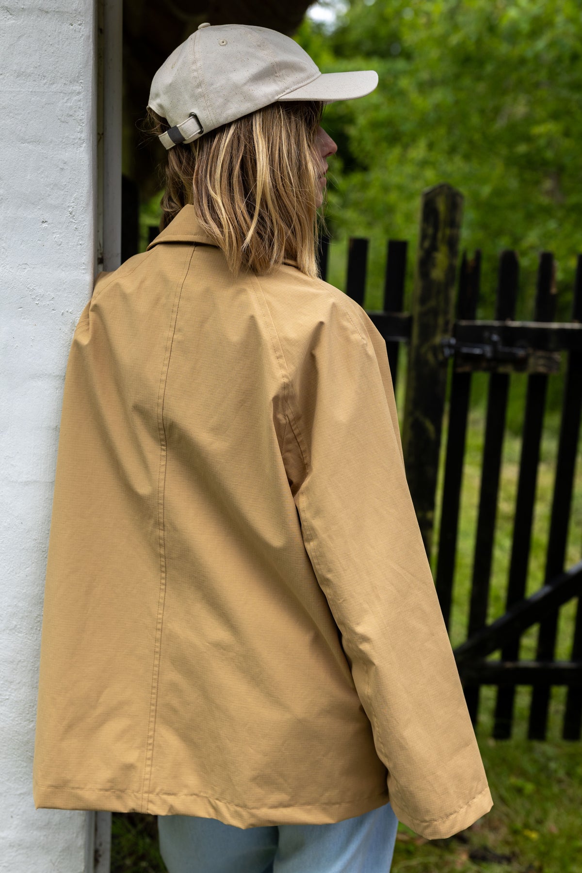 Elegant kort trenchcoat i beige med stribet for til kvinder