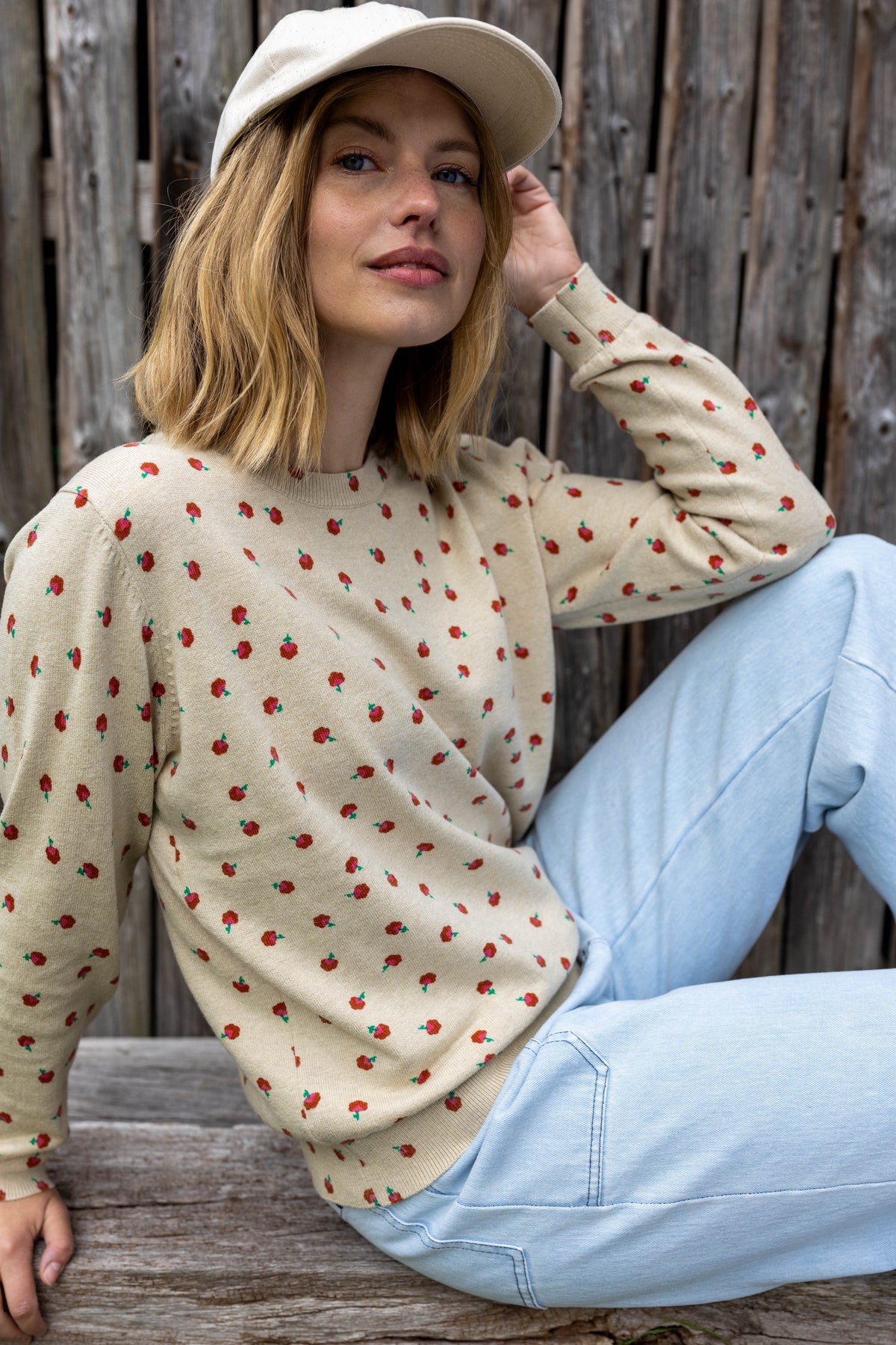 Fin beige sweater i uldmix og med sødt blomstermønster til kvinder