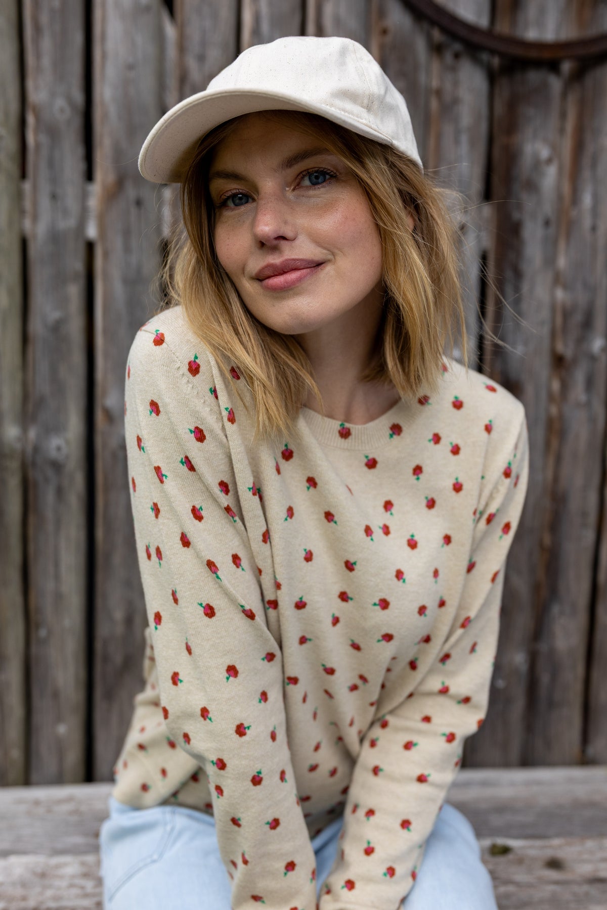 Fin beige sweater i uldmix og med sødt blomstermønster til kvinder