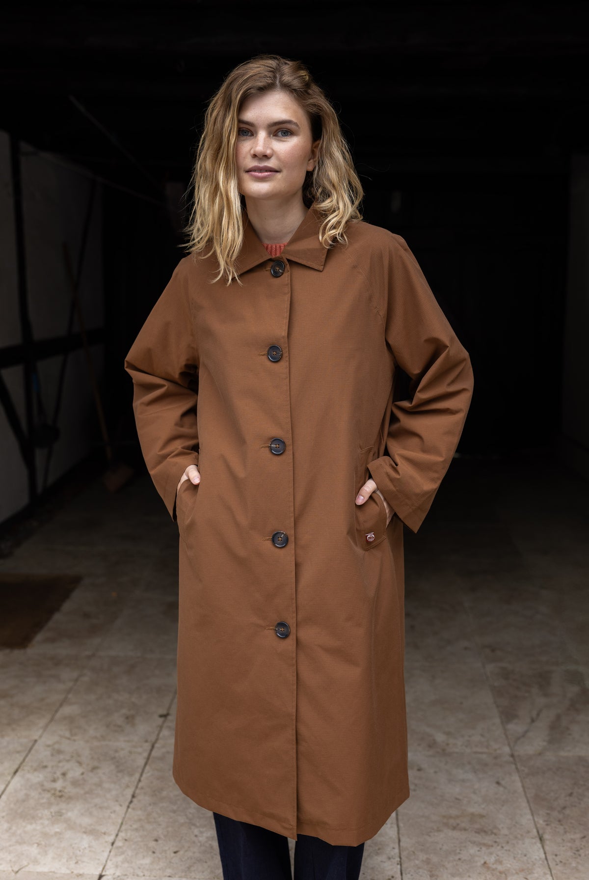 Elegant brun trenchcoat med mønstret for til kvinder-1