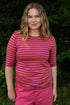 Lækker t-shirt med striber i brændt rød og pink til kvinder