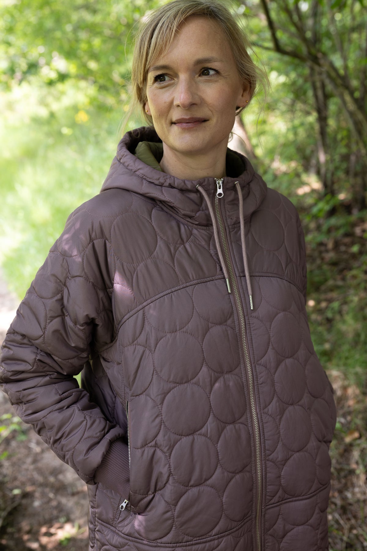 Lang quiltet termojakke i mauve til kvinder