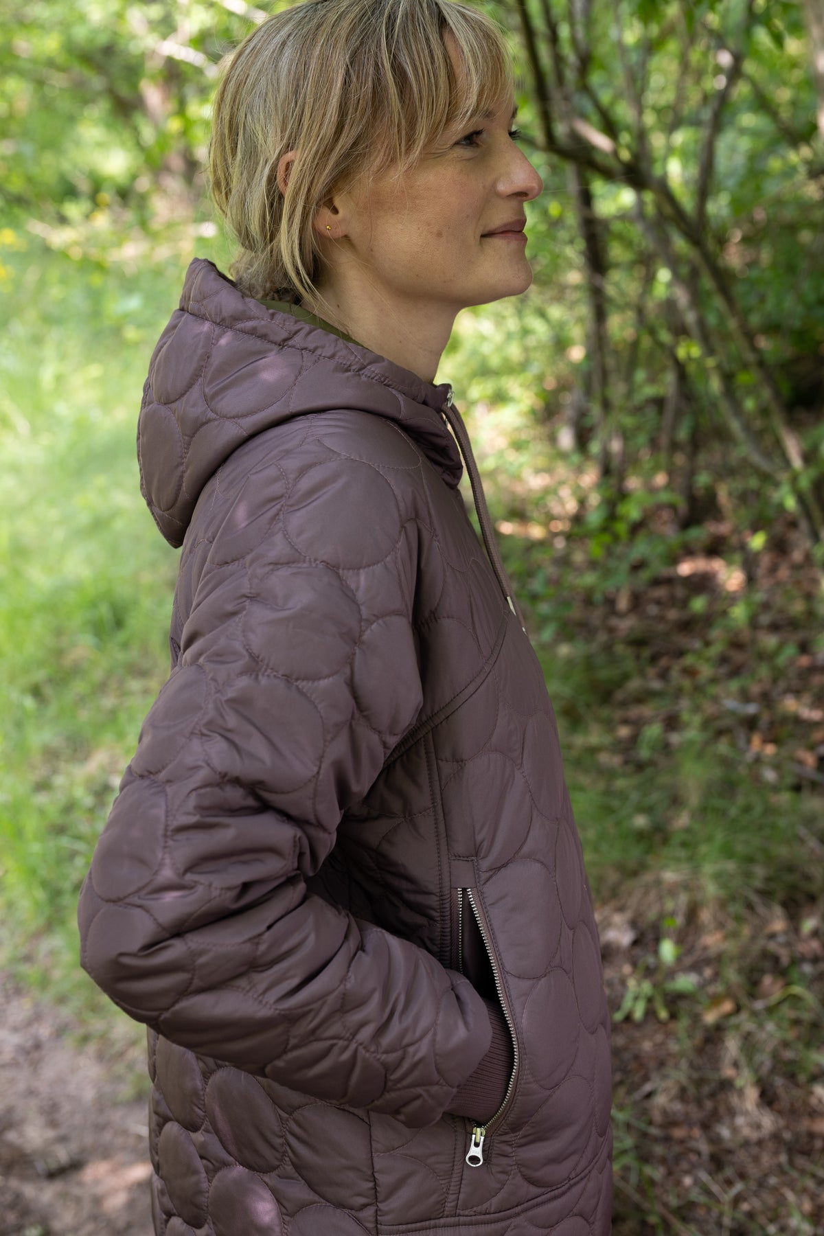 Lang quiltet termojakke i mauve til kvinder