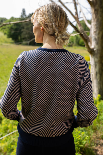 Fin stribet sweater i navyblå og støvet rosa til kvinder