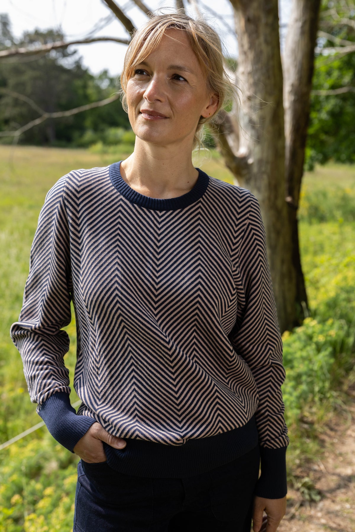 Fin stribet sweater i navyblå og støvet rosa til kvinder