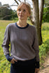 Fin stribet sweater i navyblå og støvet rosa til kvinder