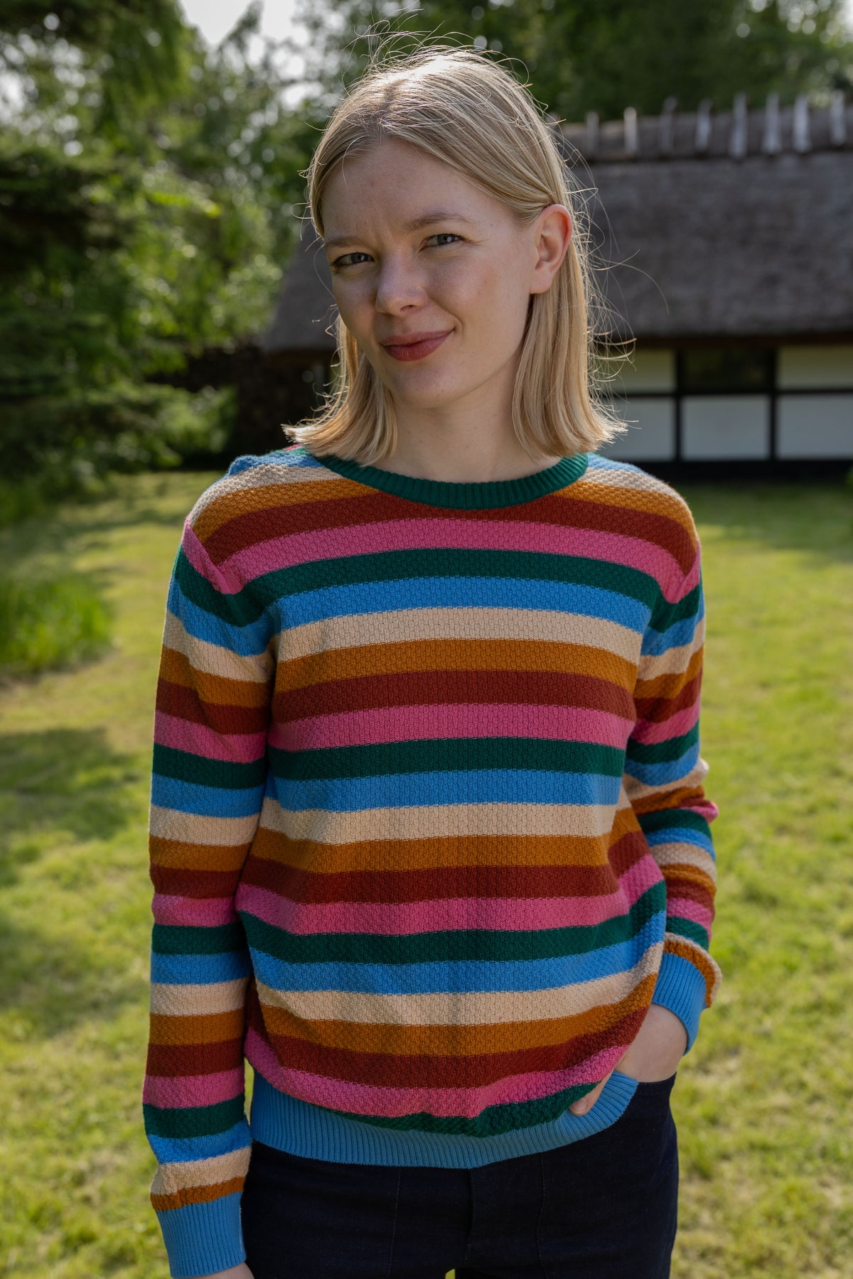 Sød perlestrikket sweater med farverige striber til kvinder