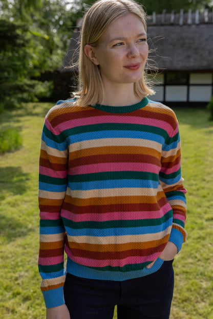 Sød perlestrikket sweater med farverige striber til kvinder