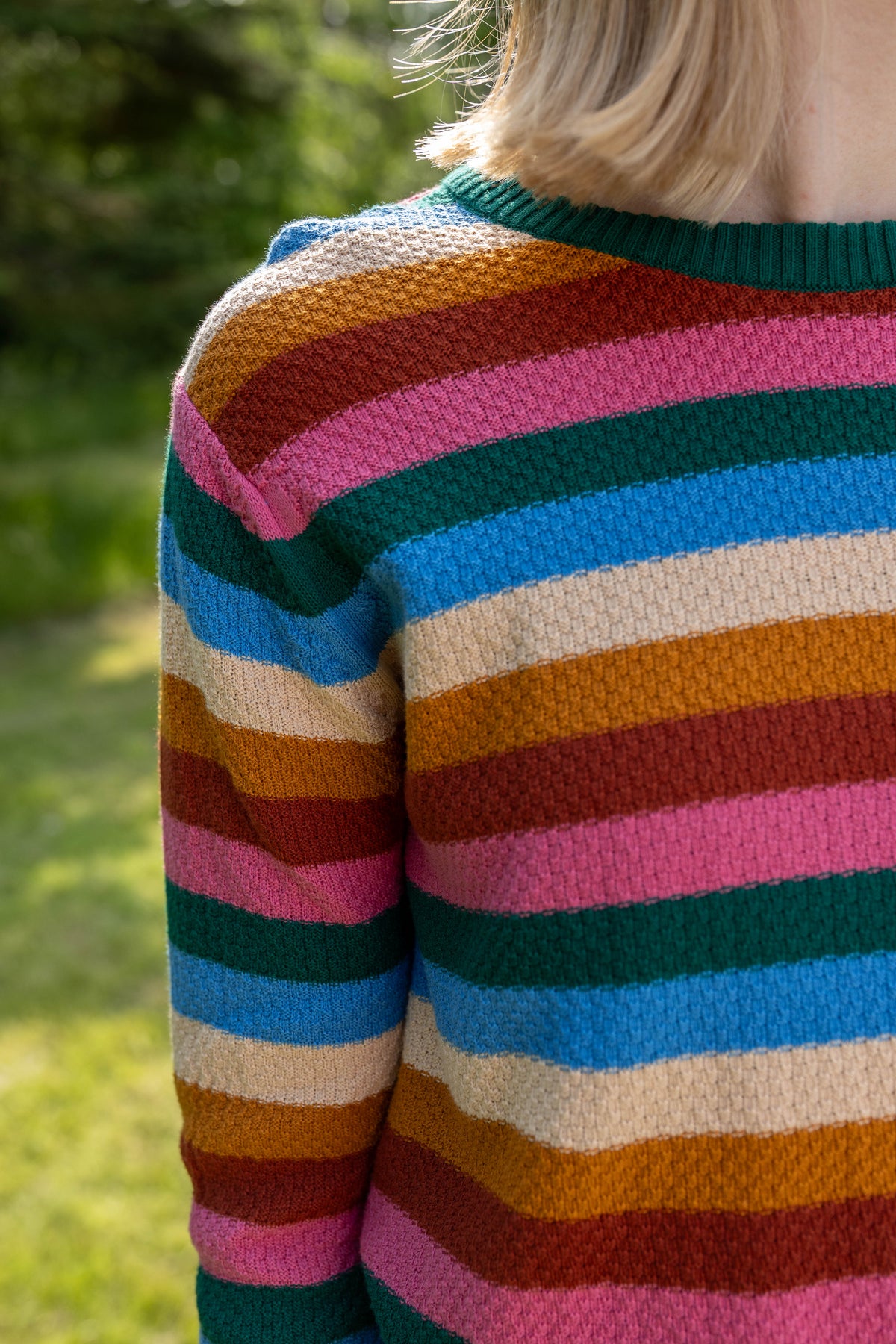 Sød perlestrikket sweater med farverige striber til kvinder