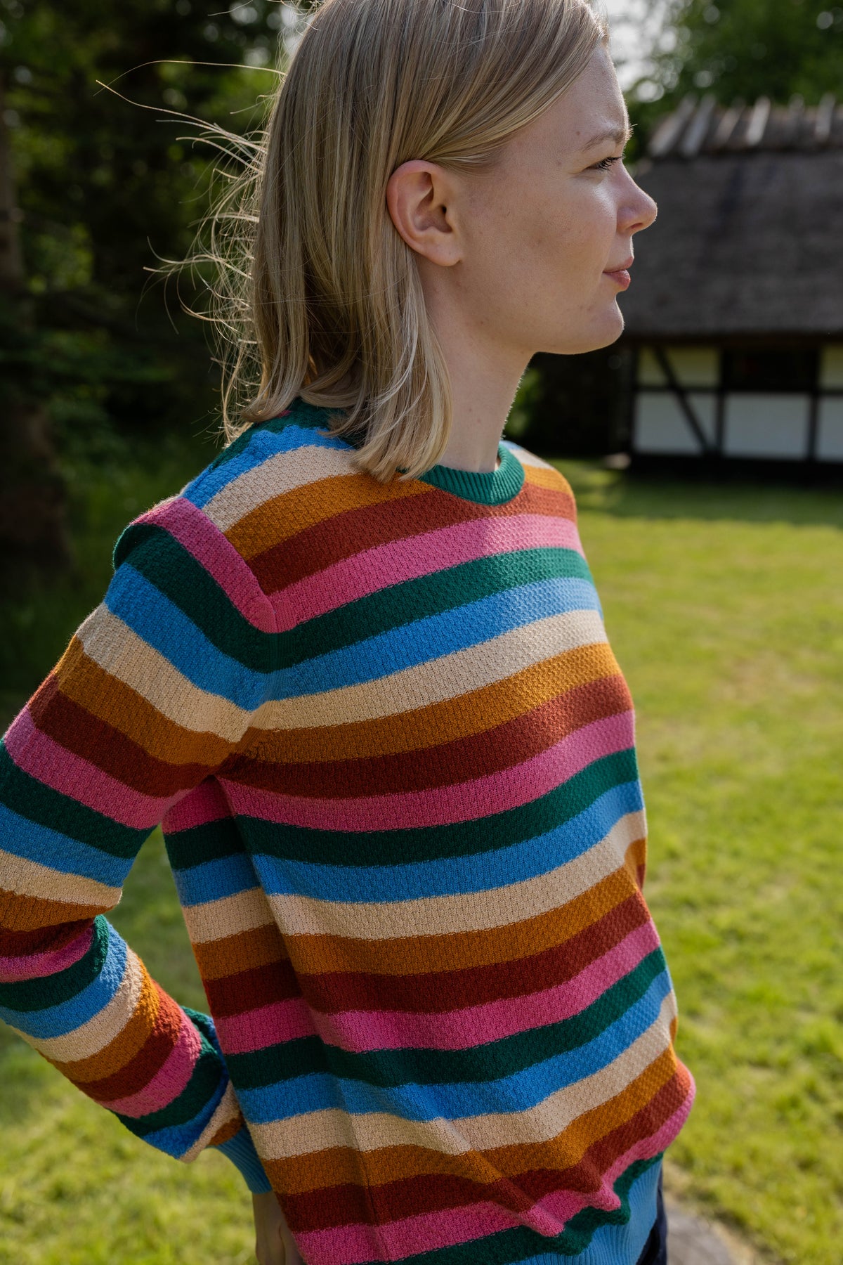 Sød perlestrikket sweater med farverige striber til kvinder