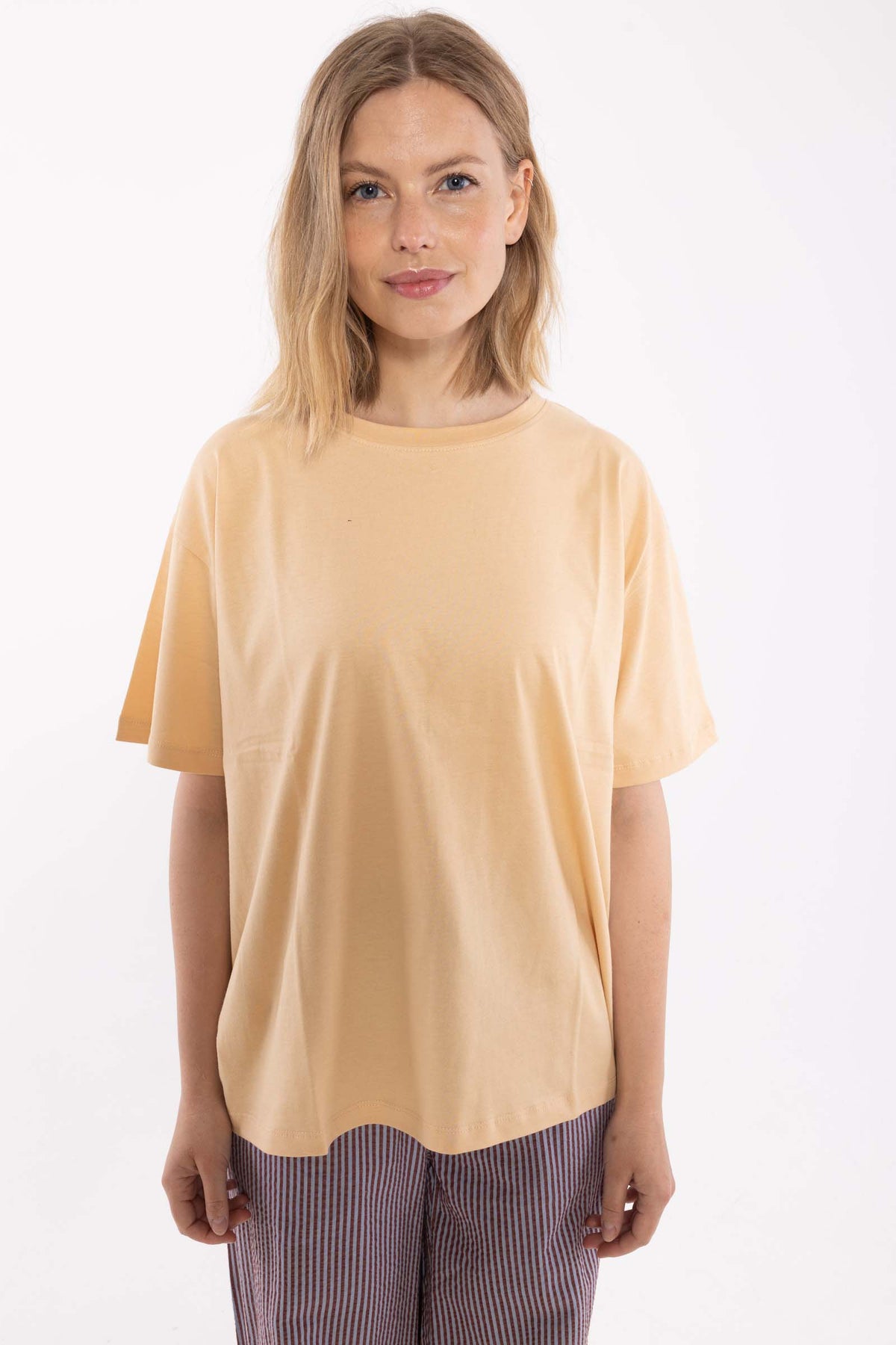 Fin boxy t-shirt i varm sandfarve med rund hals til kvinder