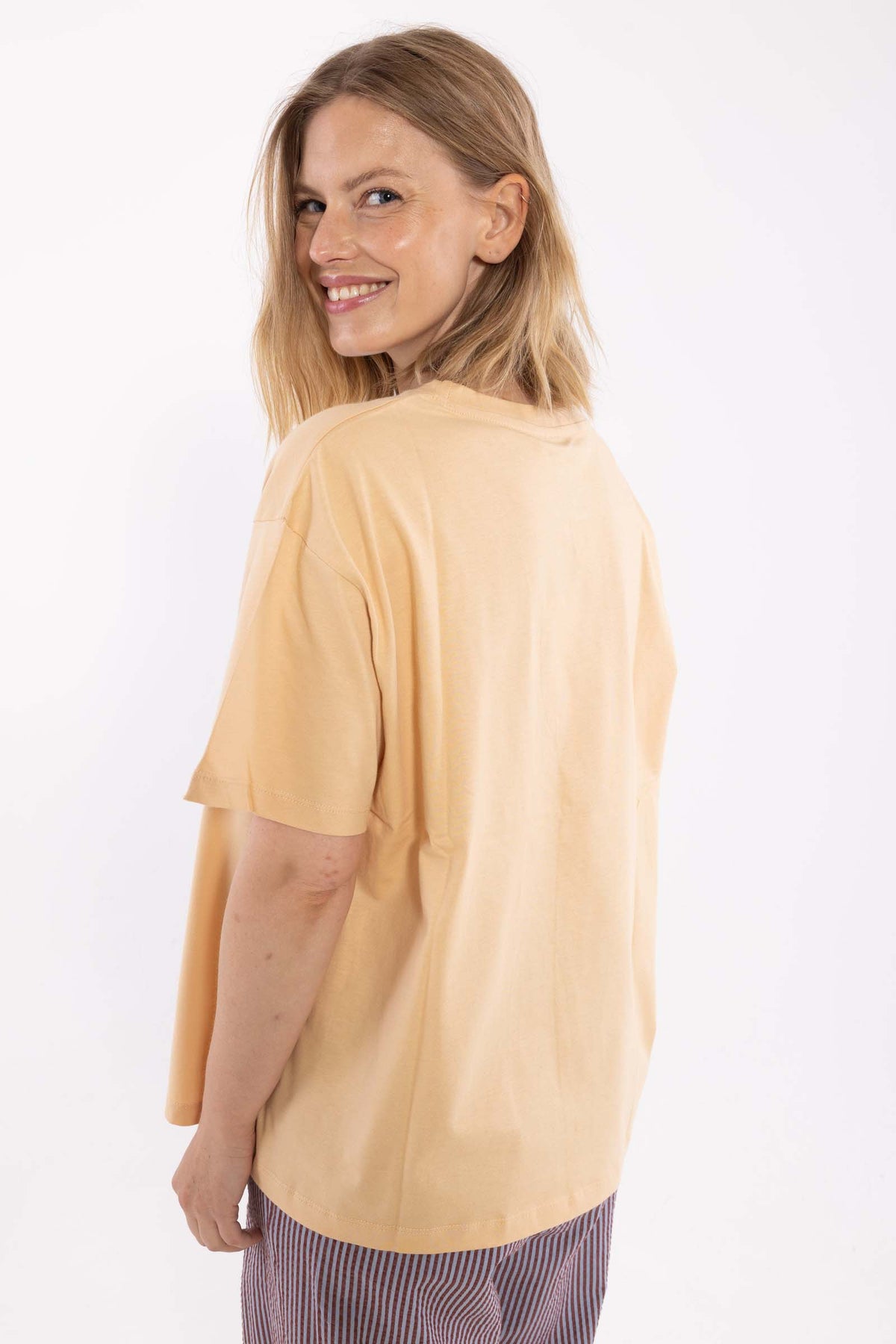 Fin boxy t-shirt i varm sandfarve med rund hals til kvinder