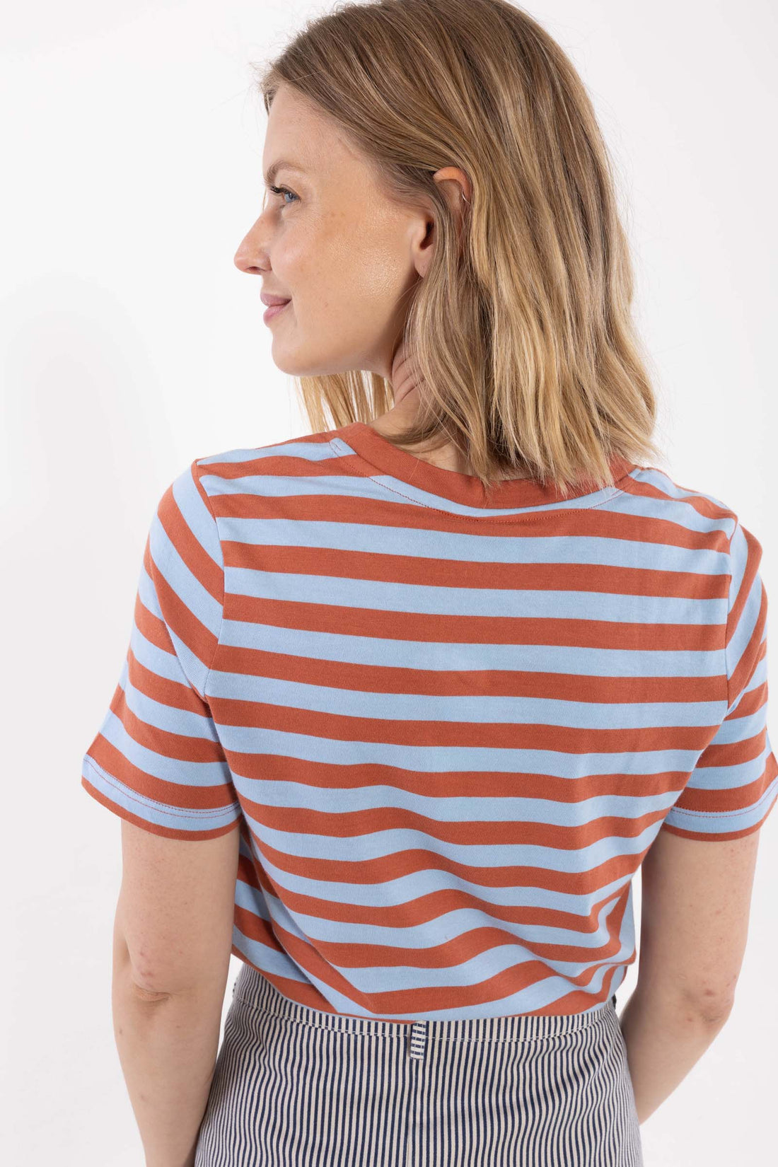 Smart t-shirt med rund hals og striber i lyseblå og orangebrun til kvinder