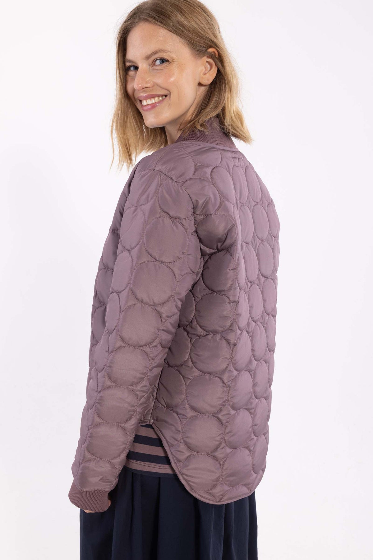 Fin quiltet termojakke i mauve til kvinder