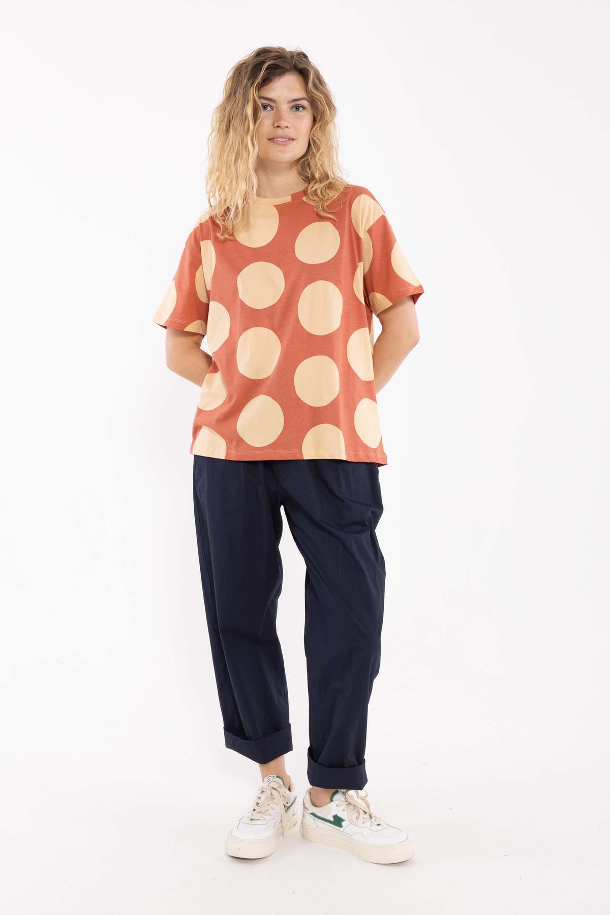 Fin boxy t-shirt med print af store prikker og rund hals til kvinder