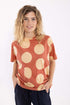 Fin boxy t-shirt med print af store prikker og rund hals til kvinder