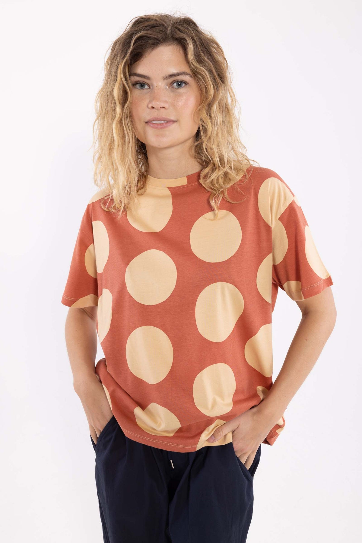 Fin boxy t-shirt med print af store prikker og rund hals til kvinder