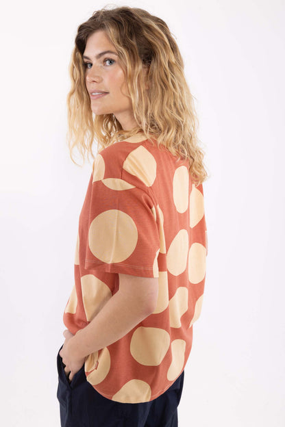 Fin boxy t-shirt med print af store prikker og rund hals til kvinder