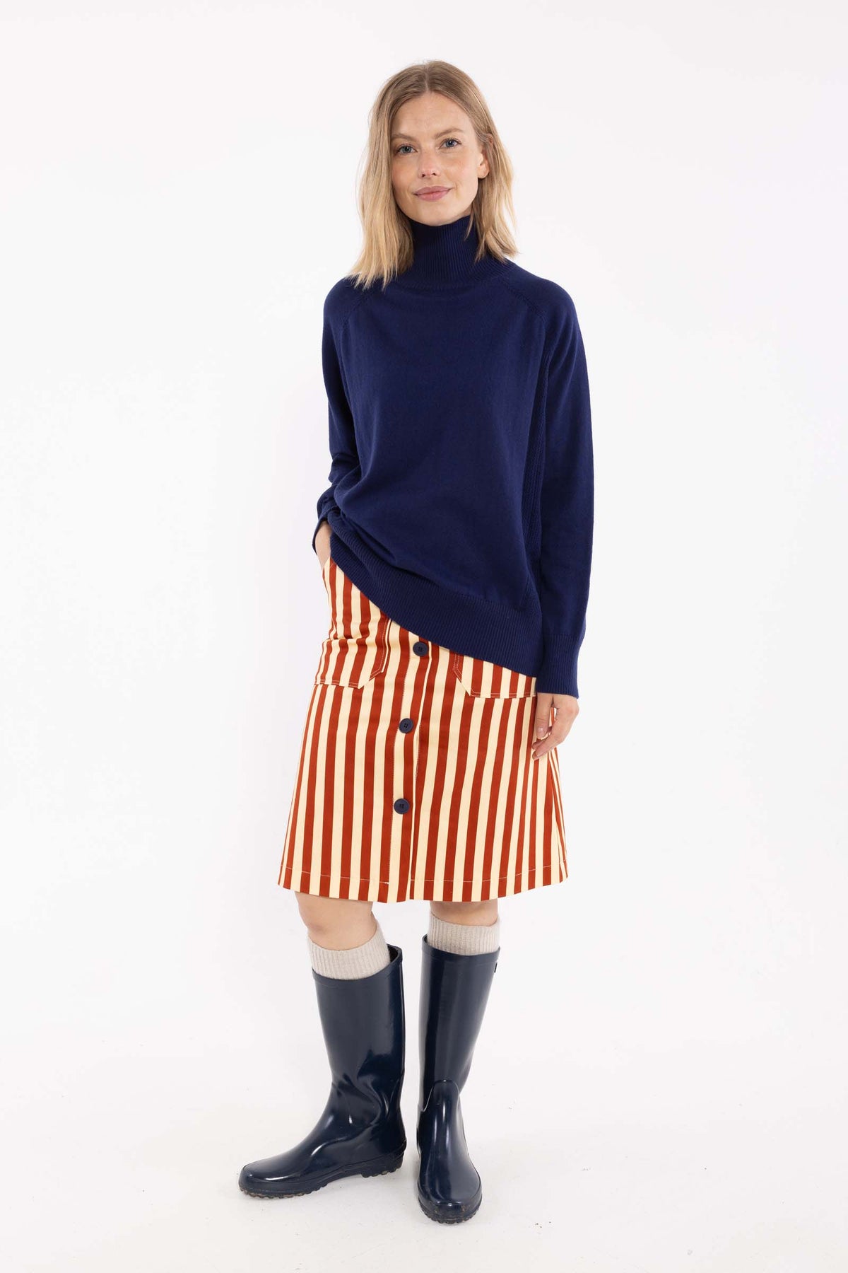 Flot højhalset sweater i mørkeblå til kvinder fra Danefæ