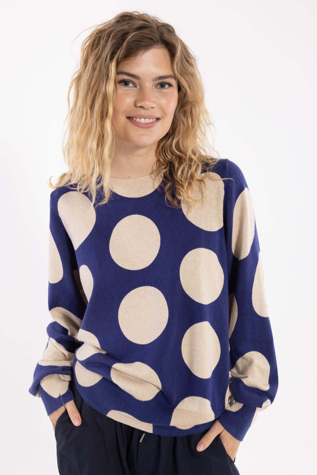 Lækker sweater i mørkeblå med store prikker i lys beige til kvinder