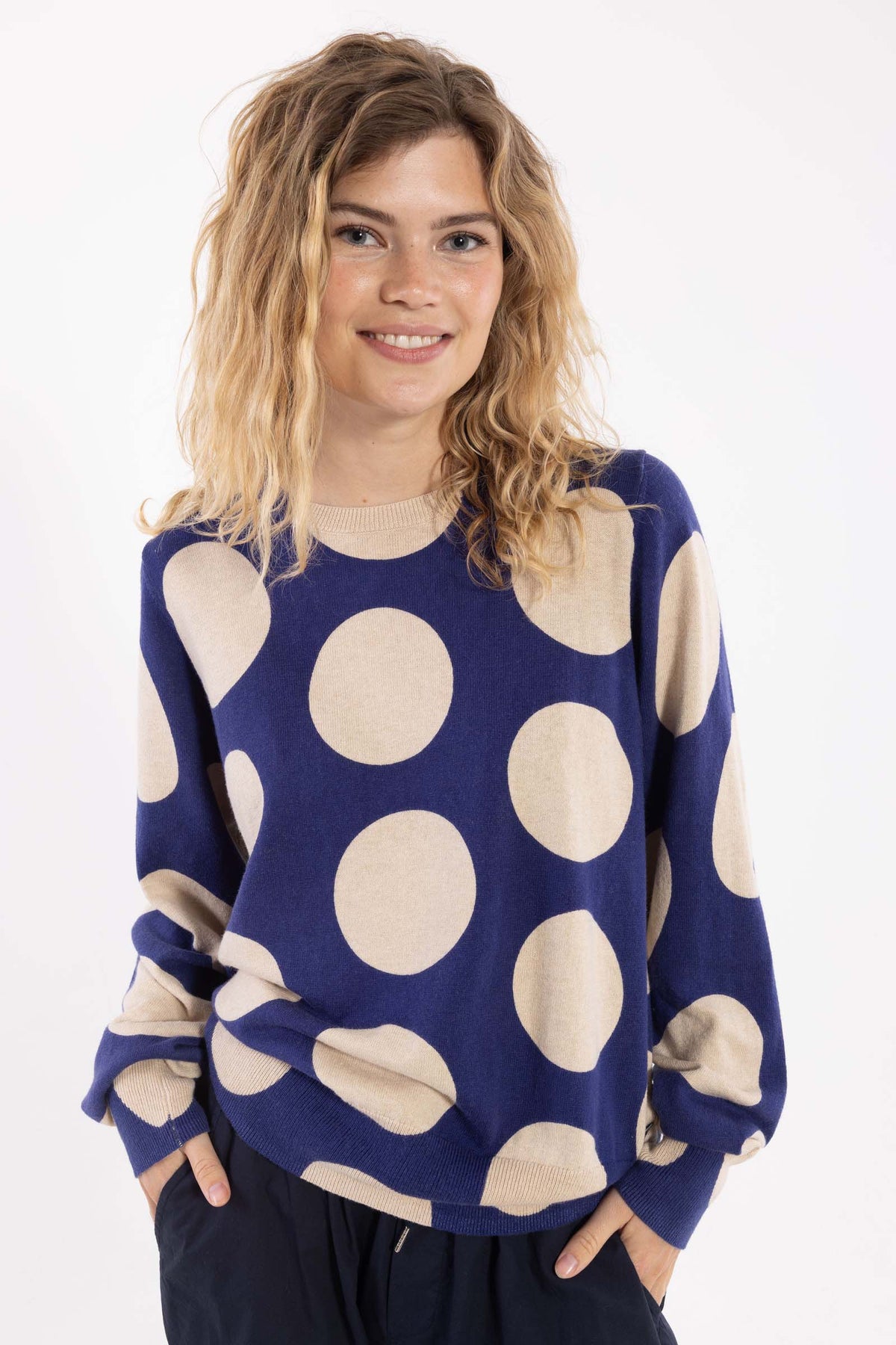 Lækker sweater i mørkeblå med store prikker i lys beige til kvinder