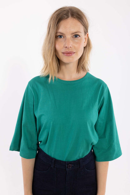 Fin t-shirt i grøn med rund hals og lidt længere ærmer til kvinder